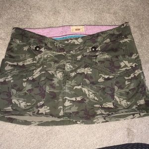 sexy wear Levi's camo green mini skirt. Festival